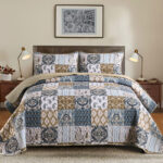Retro Charm Queen Bedspread Set with Bold Checkered Design